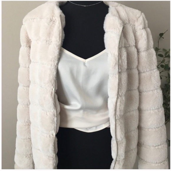 Carmen Marc Valvo Jackets & Blazers - Carmen Marc Valvo Faux Fur Cream Jacket Size L